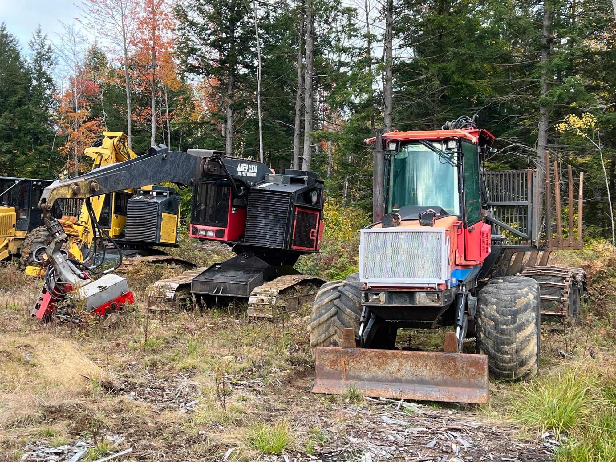 2005 Valmet Track Processor/ EX-Series model 425-EXL Mounted on the machine is a 2006 Lalmet Processor Head with bar saw. 2005 Valmet Forwarder & Cranab Loader model 840.2 with Hydrostatic transmission, double bunk and push blade. Cranab Loader model CR47. This has Extender boom & Super Grip Grapple.